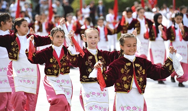 Cumhuriyet Meydanı çocukların gösterileriyle renklendi