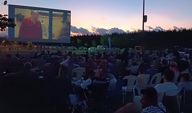 Kartepe Belediyesi tarafından geleneksel hale getirilen “Yazlık Sinema Günleri" “Bursa Bülbülü" komedi filmiyle sezonu açtı